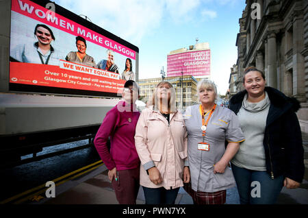 (Von links nach rechts) Gillian Docherty, Eileen Dougall, Shona Thomson und Lee-Ann Dougall, alle GMB Mitglieder von Glasgow City Council Hilfe eingesetzt, um ein riesiges neues Poster in ein Plädoyer für die Solidarität in den George Square, Glasgow starten, im Vorfeld der nächsten Wochen Equal Pay Streik. Stockfoto