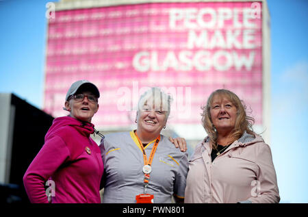 (Von links nach rechts) Gillian Docherty, Shona Thomson und Eileen Dougall, alle GMB Mitglieder von Glasgow City Council Hilfe eingesetzt, um ein riesiges neues Poster in ein Plädoyer für die Solidarität in den George Square, Glasgow starten, im Vorfeld der nächsten Wochen Equal Pay Streik. Stockfoto