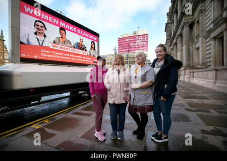 (Von links nach rechts) Gillian Docherty, Eileen Dougall, Shona Thomson und Lee-Ann Dougall, alle GMB Mitglieder von Glasgow City Council Hilfe eingesetzt, um ein riesiges neues Poster in ein Plädoyer für die Solidarität in den George Square, Glasgow starten, im Vorfeld der nächsten Wochen Equal Pay Streik. Stockfoto