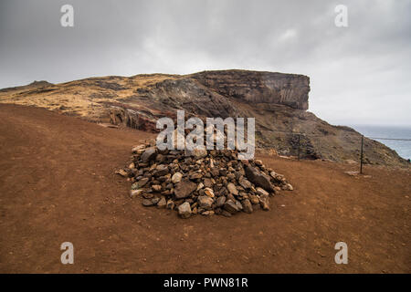 Unglaubliche Aussicht auf die Klippen am Ponta de Sao Lourenco, Portugal Stockfoto