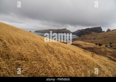 Unglaubliche Aussicht auf die Klippen am Ponta de Sao Lourenco, Portugal Stockfoto
