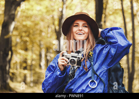 Junge hübsche Frau Backpacker mit offenen Mund und Gesicht bewundern, Reisen, Wandern in den Bergen, Sie schießen einen atemberaubenden Blick, Reisen Lifestyle erfolg konzept Abenteuer Sommer aktiv Urlaub Outdoor bergsteigen Sport Stockfoto