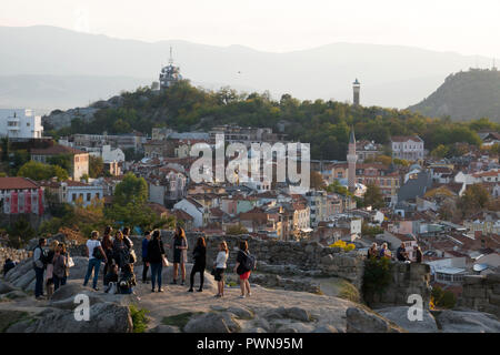 Geführte Gruppe von Touristen auf einen malerischen Ausblick über die Altstadt Plovdiv, Bulgarien Stockfoto