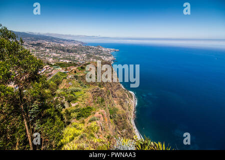 Beeindruckende Bergwelt Cabo Girao - Ansicht von der Stadt Camara de Lobos Stockfoto