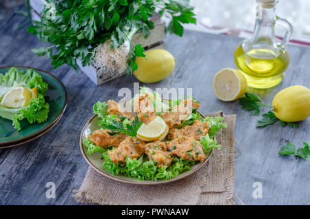 Türkische traditionelles Essen, linsenbällchen mit frischen Kräutern dekoriert, Hintergrund, selektiver Fokus, Ansicht von oben. Stockfoto