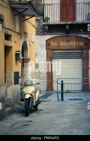Bari, Italien - 21. Juli 2016: Straße in der Altstadt von Bari, Italien. Stockfoto