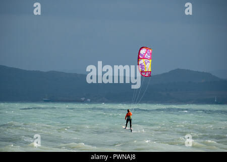 Folienkite-Surfen an der Schwarzmeerküste in Burgas, Bulgarien Stockfoto