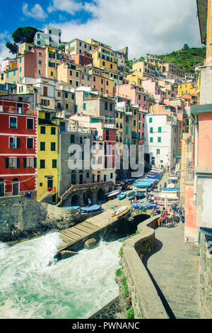 Riomaggiore, Italien - 27 April 2016: Schöne Aussicht von Manarola Stadt. Ist eine von fünf berühmten bunten Dörfer der Cinque Terre Nationalpark in Italien. Stockfoto