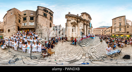 360 Grad Panorama Ansicht von Kirchenchor am Fest der Himmelfahrt der Jungfrau Maria 2015.