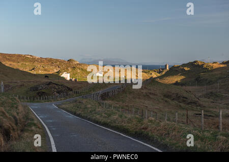 Die A 859 in Richtung St Clements Kirche, Rodel, mit der Insel Skye im Hintergrund, Isle of Harris, Schottland, Großbritannien Stockfoto