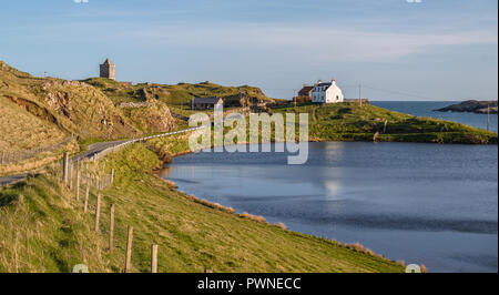 Die A859 Richtung White Cottages und St Clements Kirche, Rodel, mit der Insel Skye im Hintergrund führende, Isle of Harris, Schottland, Großbritannien Stockfoto