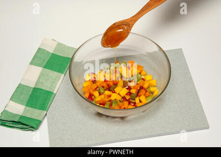 Tropischer Obstsalat mit Joghurt und Pollen Stockfoto