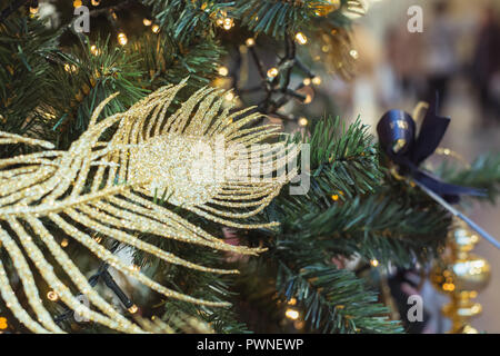 Weihnachtsbaum mit goldenen luxuriöse Einrichtung mit Kopie Speicherplatz auf unscharfen Hintergrund in der Mall. Close Up. Abstrakte Xmas Muster. Stockfoto