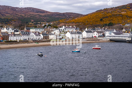 Waterfront von Ullapool viewn von Caledonian MacBrayne Fähren, Ullapool, Schottland, Großbritannien Stockfoto