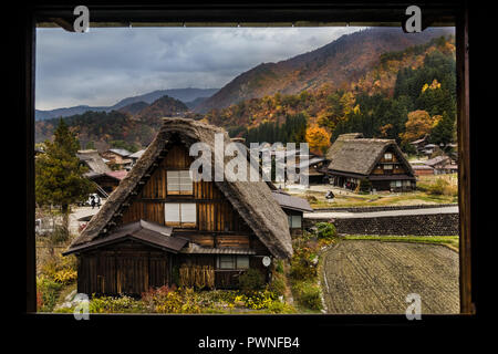 Traditionelle Häuser im gassho Stil in Ogimachi Dorf. Weltkulturerbe der UNESCO in der japanischen Präfektur Gifu. Stockfoto