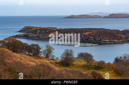 Aquafarm auf Inseln in der Bucht von Drumbeg, Sutherland, Ross-shire, Schottland, Großbritannien Stockfoto