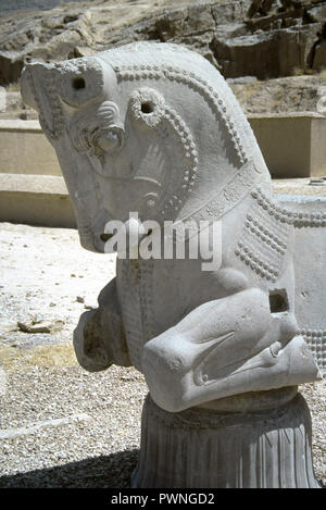 Persepolis. Palast der Hundert Spalten. 5. Jahrhundert v. Chr.. Kapital in der Form eines Stiers. UNESCO-Weltkulturerbe. Die Islamische Republik Iran. Stockfoto