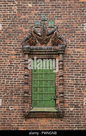 Ein Fenster mit einem Ziegelstein Rahmen auf der Fassade der Kirche des Heiligen Johannes des Täufers an Tolchkovo in Jaroslawl, Russland. Stockfoto