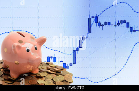 Münze piggy Bank und Business Kerze Grafik von Börse-investition Handel auf Bildschirm Stockfoto