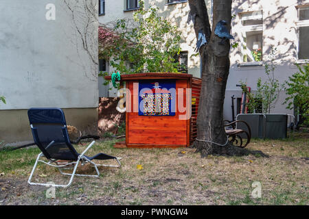 Berlin, Mitte.Kinderspielplatz mit Puppentheater zwischen Gebäuden. Städtische Grünfläche in der Tucholskystraße, Stockfoto