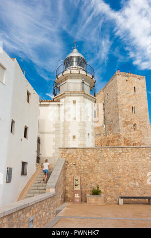 Leuchtturm neben Papa Luna Burg in Peniscola, Provinz Castellon in der Nähe von Valencia, Spanien. Europa. Stockfoto