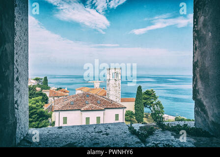 Blick vom Kirchturm der Euphrasius-basilika, Porec, Istrien, Kroatien. Reiseland. Architektonische Thema. Analoge Foto Filter mit Kratzern. Stockfoto