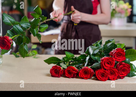 Floristen machen einen Blumenstrauß Stockfoto