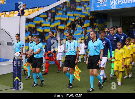 Lemberg, Ukraine - 9. SEPTEMBER 2018: Schiedsrichter Tasos Sidiropoulos (GRE) führt die Spieler auf dem Spielfeld der Arena Lemberg Stadion vor dem UEFA Nationen Liga ga Stockfoto