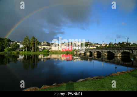 Irische Regenbogen im Fluss Laune von der Steinbrücke in bunten Killorglin, County Kerry, Irland wider. Stockfoto