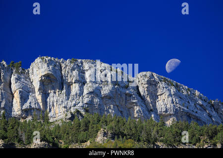 Mond Einstellung während des Tages über die Pyrenäen. Stockfoto