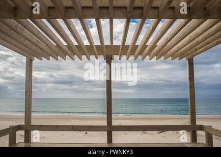 Holzsteg pergola Struktur. Strand von Monte Gordo, Vila Real de Santo Antonio, Portugal Stockfoto