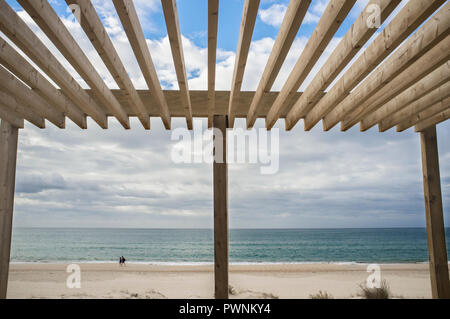 Holzsteg pergola Struktur. Strand von Monte Gordo, Vila Real de Santo Antonio, Portugal Stockfoto