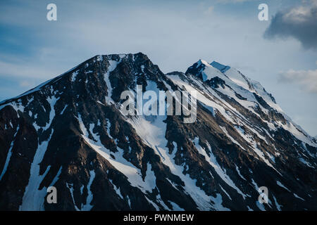 Blick auf die schneebedeckten Berggipfel des Tavan Bogd Nationalpark in Bayan Olgii Provinz, der westlichen Mongolei Stockfoto