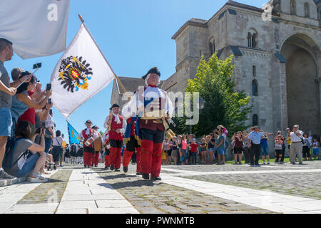 ALBA IULIA, Rumänien - 11. AUGUST 2018: Wachwechsel Zeremonie an der Zitadelle Alba-Carolina in Alba Iulia, Rumänien. Stockfoto