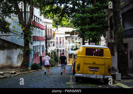 Volkswagen Bus (Bulli) in Gelb in den Straßen von Rio de Janeiro Stockfoto