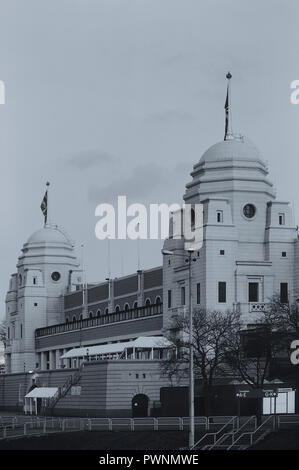 Die Türme des alten Wembley Stadion, London, England, UK. Ca. 80er Stockfoto