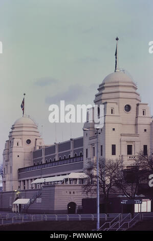 Die Türme des alten Wembley Stadion, London, England, UK. Ca. 80er Stockfoto