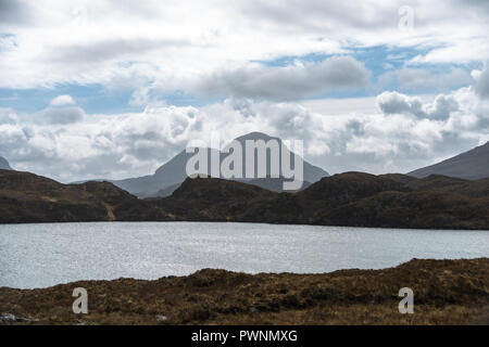 Stac Polliadh, Cul Mor und Cul Beag mit einem See im Vordergrund, in der Nähe von Ullapool, Ross-shire, Sutherland, Schottland, UK Stockfoto