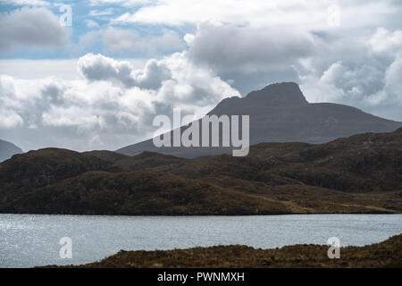 Stac Polliadh, Cul Mor und Cul Beag mit einem See im Vordergrund, in der Nähe von Ullapool, Ross-shire, Sutherland, Schottland, UK Stockfoto