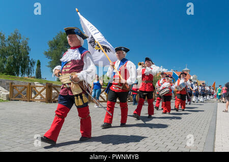 ALBA IULIA, Rumänien - 11. AUGUST 2018: Wachwechsel Zeremonie an der Zitadelle Alba-Carolina in Alba Iulia, Rumänien. Stockfoto