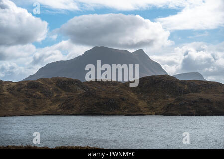 Stac Polliadh, Cul Mor und Cul Beag mit einem See im Vordergrund, in der Nähe von Ullapool, Ross-shire, Sutherland, Schottland, UK Stockfoto