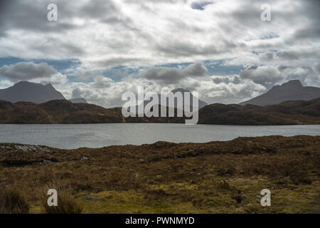 Stac Polliadh, Cul Mor und Cul Beag mit einem See im Vordergrund, in der Nähe von Ullapool, Ross-shire, Sutherland, Schottland, UK Stockfoto