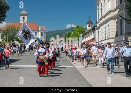 ALBA IULIA, Rumänien - 11. AUGUST 2018: Wachwechsel Zeremonie an der Zitadelle Alba-Carolina in Alba Iulia, Rumänien. Stockfoto