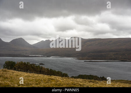 Stac Polliadh, Cul Mor und Cul Beag mit einem See im Vordergrund, in der Nähe von Ullapool, Ross-shire, Sutherland, Schottland, UK Stockfoto