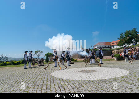 ALBA IULIA, Rumänien - 11. AUGUST 2018: Cannon Feuer an den Wachwechsel Zeremonie in der Zitadelle Alba-Carolina in Alba Iulia, Rumänien. Stockfoto