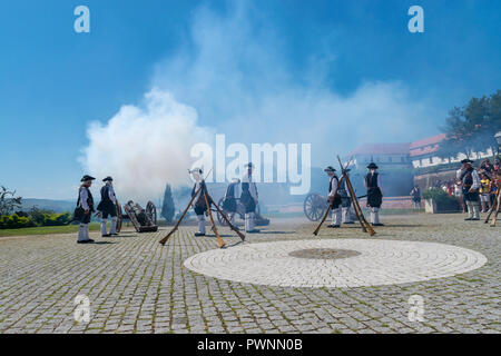 ALBA IULIA, Rumänien - 11. AUGUST 2018: Cannon Feuer an den Wachwechsel Zeremonie in der Zitadelle Alba-Carolina in Alba Iulia, Rumänien. Stockfoto