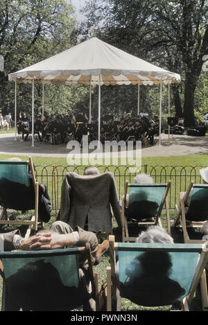 Royal Corps der Concert Band spielen im St James Park Musikpavillon, London, England, UK > ca. 1980 Stockfoto