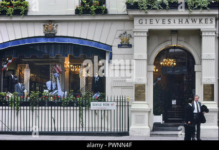 Gieves & Hawkes, der massgeschneiderte Männer Schneider und Menswear Einzelhändler, savile Street, London, England. Ca. 80er Stockfoto