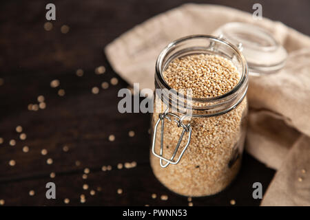 Raw Quinoa Samen in ein Glas Glas Stockfoto