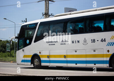 Chiangmai, Thailand - 21. September 2018: Scania 15 M-Bus der Firma Sombattour. Route Bangkok und Chiang Mai. Foto an der Straße Nr. 121 Chiangmai, Thailand Stockfoto